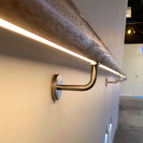 LED Wooden Handrail Led Handrail, Handrail Lighting, Staircase Lighting Ideas, Stairs Lighting, Timber Handrail, Indoor Railing, Oak Handrail, Led Cabinet, Stairway Lighting