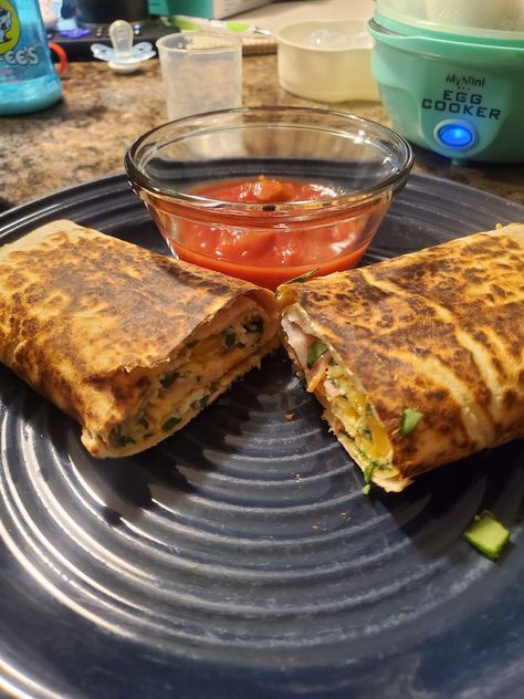 Best Breakfast Burrito - The Staten Island family Carb Counter, Breakfast Quesadilla, Hungry Girl Recipes, Weight Watchers Breakfast, Breakfast Burrito, The Best Breakfast, Hungry Girl, Food Club, All Recipes