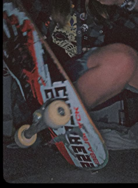 90s Grunge Band Aesthetic, 90s Grunge Photos, Happy Grunge Aesthetic, Madycore Aesthetic, Skater Punk Aesthetic, 1990s Aesthetic Grunge, Street Grunge Aesthetic, 90s Grunge Aesthetic Images, 2000s Skater Aesthetic