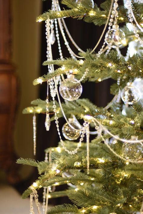 All That Glistens Christmas Tree Theme! My tree features very elegant crystal Christmas decorations like crystal drop ornaments, long sparkling icicles, and icy crystal garlands! #glasstree #ChristmasTreeTheme2020 #ChristmasTreeIdeas2020 Christmas Decor Trends, Christmas Tree Inspo, Crystal Christmas Tree, Glam Christmas, Christmas Tree Inspiration, Christmas Inspo, Christmas Tree With Gifts, Noel Christmas, Christmas Tree Themes