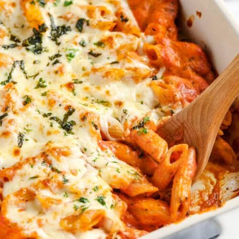 Creamy Tomato Pasta Bake {Quick & Easy!} - Spend With Pennies Baked Tomato Pasta Recipes, Marinara Pasta Dishes, Pasta With Marinara Sauce Recipes, Baked Marinara Pasta, Pasta Recipes With Mozzarella Cheese, Mozzarella Recipes Pasta, Baked Mozzarella Pasta, Creamy Marinara Pasta, Baked Tomato Pasta