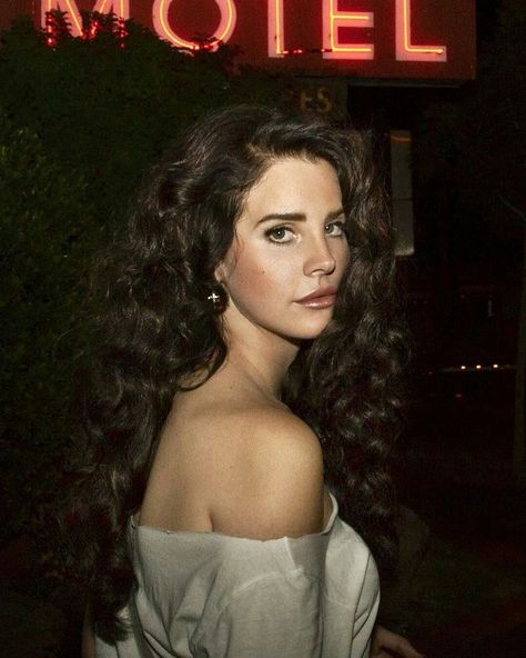 Lana Del Rey Hair, Music Tattoo Ideas, Lana Del Rey News, Tattoo Music, Small Curls, Side Part Hairstyles, Tattoo Ideas For Women, Music Tattoo, Curly Hair Wig