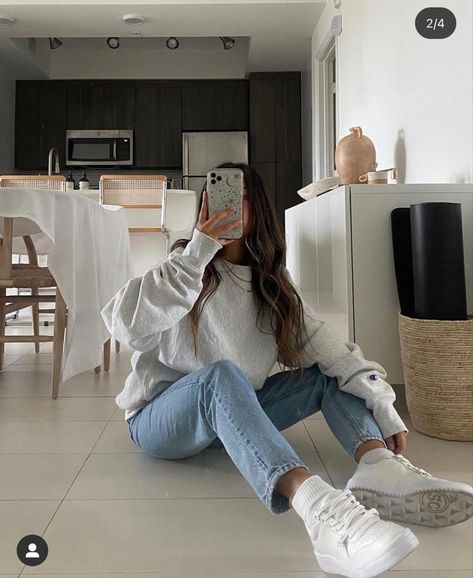 Athleisure Outfits Europe, Whitewash Jeans Outfit, Outfit Ideas College Casual, Ideas Para Fotos, Looks Pinterest, Music On Spotify, Causual Outfits, Mode Inspo, 가을 패션