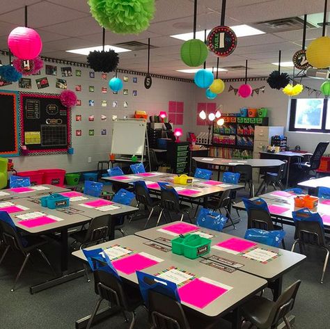 Classroom Desk Arrangement, Neon Classroom, Parent Orientation, Classroom Setup Elementary, Beautiful Classroom, Classroom Seating Arrangements, Kindergarten Classroom Setup, Classroom Arrangement, Teachers Room