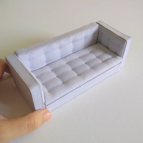 Barbie Town, Miniature Couch, Dollhouse Furniture Tutorials, Modern Dolls House, Dollhouse Design, Dollhouse Living Room, Dollhouse Tutorials, Diy Furniture Decor, Doll Furniture Diy