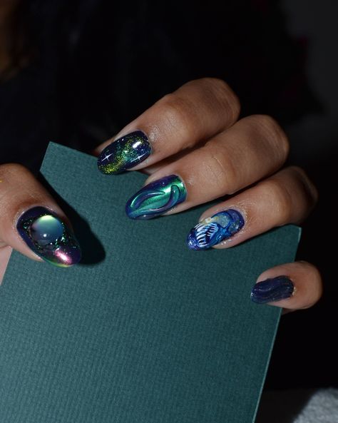 Northern lights + angler fish 🧪🌀 . . ~𝐡𝐢𝐠𝐡𝐥𝐢𝐠𝐡𝐭𝐬: design on her natural nails!! Did a builder gel mani with this insanely cool freestyle design by us! She wanted the angler fish for sure and more galaxy / sea themed so used lots of magnet gels + colour shifting chromes giving the most gorgeous glowww😩 omg and on the thumbs we used an iridescent charm and made the gel surround it looking ‘encased’ ^^ Absolutely obsessed with the colours woww OH ANDD she did two different designs on both hands?... Northern Light Nails, Northern Lights Nails, Sea Witchery, Lights Nails, Iridescent Nails, Sea Nails, Light Nails, Galaxy Nails, Gel Mani