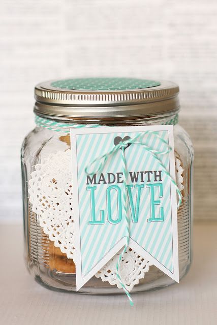 Made With Love Tag. Add it to some homemade treats and you have the perfect gift for Valentine's Day! Diy Valentines Day Gifts For Him, Saint Valentin Diy, Valentines Bricolage, Diy Valentines Gifts, Valentines Day Gifts For Him, Jar Gifts, Valentine's Day Diy, Valentines Diy, Be My Valentine