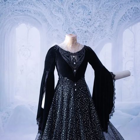 Evil Clothes, Gothic Princess, Unique Wedding Gowns, Gothic Bride, Gothic Elegance, Black Bride, Gothic Wedding, Black Wedding Dresses, The Night Sky