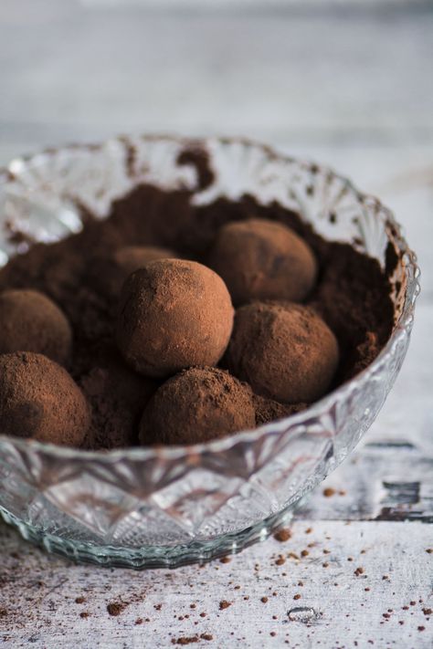 These Hot Chili Pepper Truffles are a dark chocolate ganache spiced up with cayenne pepper for a unique homemade candy with a kick! Raw Balls, French Truffles, Vegan Chocolate Truffles, Homemade Chocolate Truffles, Dark Chocolate Recipes, French Chocolate, Vegan Raw, Truffle Recipe Chocolate, Smen