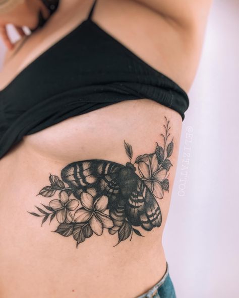 Cobertura com mariposa e jasmins! 😍 Tattoo Stickers, Temporary Tattoos, Blackwork, Tattoos For Women, Tattoos, Flowers, On Instagram, Instagram