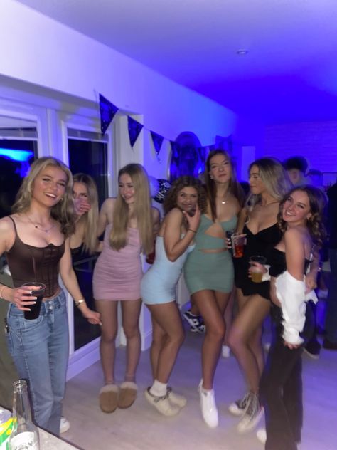 #summer #party #girls #teenager #teen #houseparty #friends #friendgroup #friendship #girlgroup #girlies #goingout #aesthetic House Party Outfit Teenage, Summer Party Girls, House Party Outfit, Teenage Birthday Party, Teenage Parties, Secret Party, Teen Friends, Bad Barbie