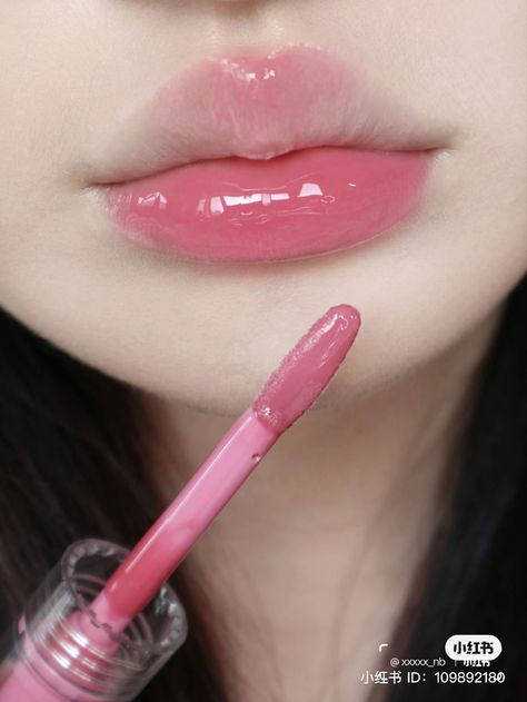 Pink Lip Aesthetic, Bigger Lips Makeup, Soft Pink Lipstick, Makeup Drawing, Korean Eye Makeup, Glasses Makeup, How To Do Makeup, Soft Makeup, School Looks