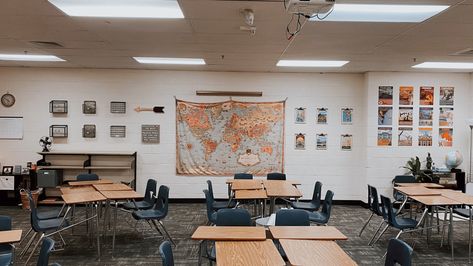 Classroom Setup High School Desks, History Classroom Decorations High School, Classroom Themes High School History, Cool Highschool Classrooms, Highschool Teacher Classroom, History Teacher Aesthetic Classroom, Highschool History Classroom, High School History Teacher Aesthetic, Highschool History Classroom Decor