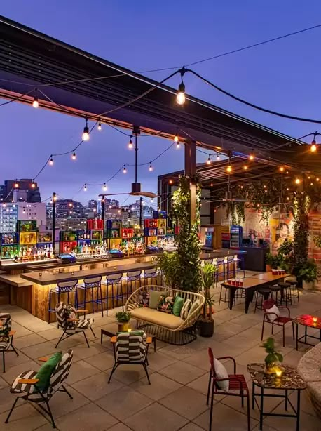 Rooftop Bar Design, Pot Gantung, Rooftop Ideas, Rooftop Restaurant Design, Bar Deco, Terrasse Design, Bar Exterior, Outdoor Restaurant Design, Food Park