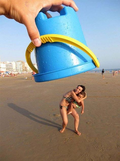 19 Clever Forced Perspective Shots That'll Play Tricks on Your Mind Funny Beach Pictures, Perspective Photos, Forced Perspective, Perspective Photography, Beach Humor, Photo Summer, Special Pictures, Tropical Beaches, Foto Tips