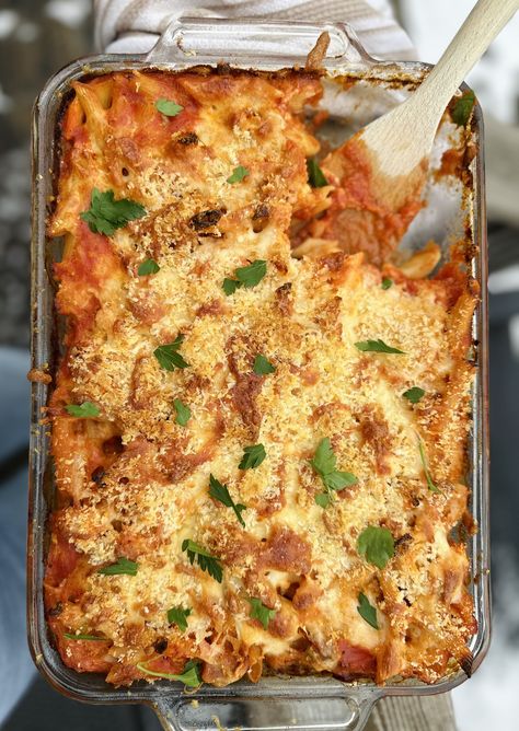 Delicious and simple weeknight pasta recipe where all you do is dump the pasta into a casserole dish with your sauce and bake it all up.  Super easy! Dump And Bake Pasta, 1pan Meals, Bake Pasta, Baked Chicken Pasta Recipes, Italian Casserole, Weeknight Pasta, Dump And Bake, Pasta Bake Easy, Baked Pasta Dishes