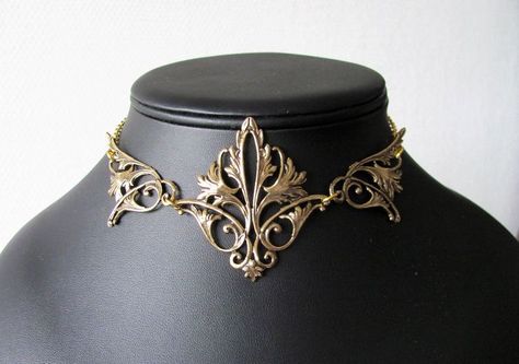 House Martell Jewelry, Golden Accessories Jewelry, Jewelry Fantasy Art, Gold Fantasy Jewelry, Choker Reference, Fantasy Accessories Art, Fantasy Jewelry Art, Golden Necklace Design, Elven Jewelry Necklaces