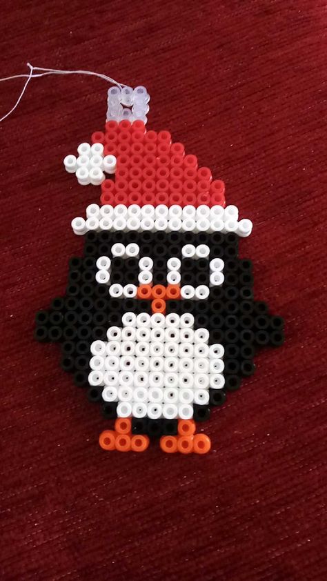 Perles a repasser pingouin Noël Pisla Ideas Christmas, Melted Bead Crafts, Hama Beads Christmas, Melt Beads Patterns, Christmas Perler Beads, Hamma Beads Ideas, Pearl Beads Pattern, Easy Perler Beads Ideas, Hama Beads Design