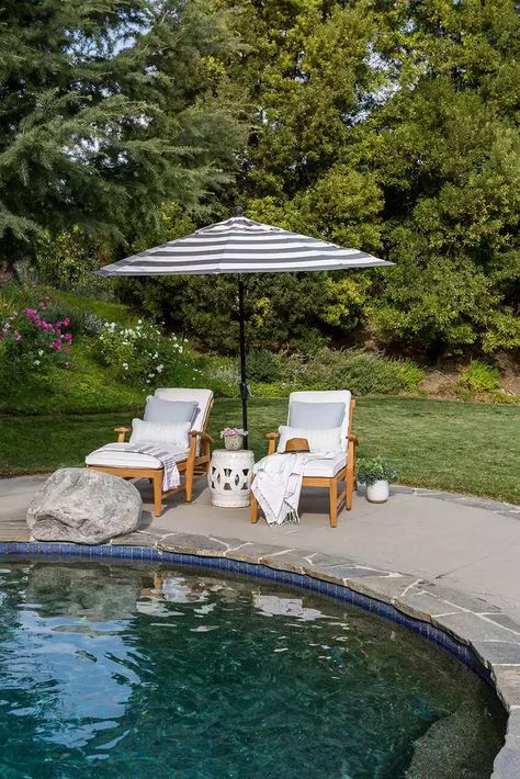 Outdoor Pool Deck Decor, Outdoor Seating Area By Pool, Pool Area Seating Ideas, Pool Side Furniture Ideas Backyard, Backyard Poolside Ideas, Small Pool Patio Decorating Ideas, Inground Pool Patio Decorating Ideas, How To Decorate Around Pool Area, Poolside Umbrella Ideas