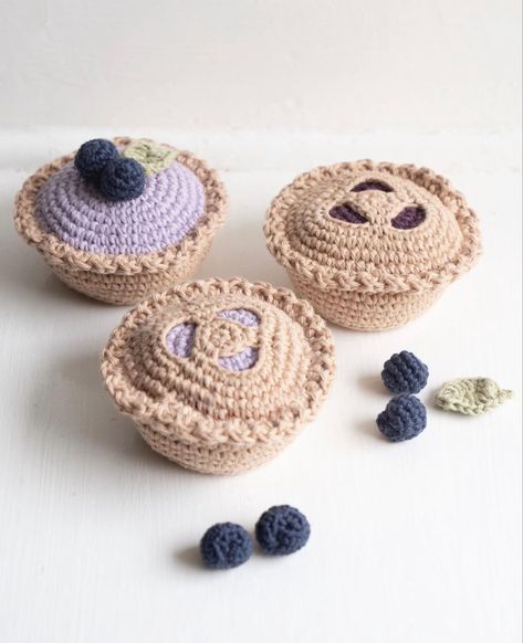 Crochet Blueberry, Yarn Projects Crochet, Crochet Candy, Patterned Cake, Crochet Food, Christmas Knitting Patterns, Blueberry Pie, Crochet Kitchen, Amigurumi Tutorial