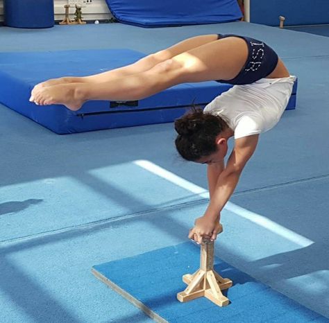 Gymnastics Asethic, Acrobatic Poses, Gymnastics Pics, Aerobic Gymnastics, Gymnastics Aesthetic, Gymnastics Handstand, Rhythmic Gymnastics Training, Aerial Gymnastics, Acro Gymnastics