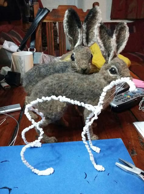 This sight has a good pictorial tuts. Tap pic. Felted Rabbit, Needle Felting Ideas, Needle Felting Diy, Wool Needle Felting, Needle Felting Tutorials, Felt Fairy, Felt Bunny, Felted Art, Felt Mouse