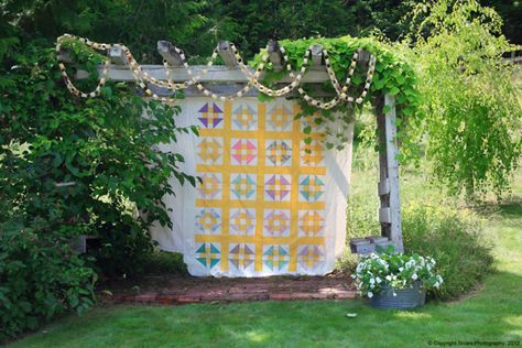 Quilt Backdrop, Diy Photo Booth Backdrop, Carnival Inspiration, Diy Vintage Wedding, Wedding Alters, Party Backdrops, Diy Photo Booth, Studio Backdrops, Plan My Wedding