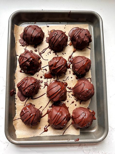 EASY Pecan Pie Truffles (gluten-free + vegan) Thanksgiving Desserts Paleo, Healthy Pecan Desserts, Best Gluten Free Thanksgiving Desserts, Gf Thanksgiving Desserts, Christmas Gluten Free Desserts, Thanksgiving Gluten Free, Gluten Free Thanksgiving Desserts, Pecan Pie Truffles, Healthy Pecan Pie Bars