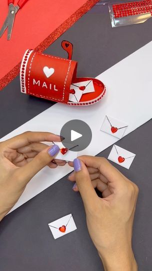 Mailbox Drawing Easy, Valentines Mail Box Diy, Diy Cute Cards, Mail Box Gift, Diy Letter Boxes, Diy Valentine's Mailbox, Mailbox Gift, Paper Tube Crafts, Valentines Paper