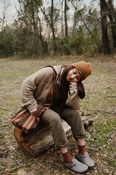 Granola Academia Aesthetic, Hipster Girl Aesthetic, Granola Woman Style, Cottage Granola Aesthetic, Cute Camping Outfits Fall, Salted Granola Outfits Winter, Goth Granola Girl, Granola Grandma Aesthetic, Professional Granola Outfits