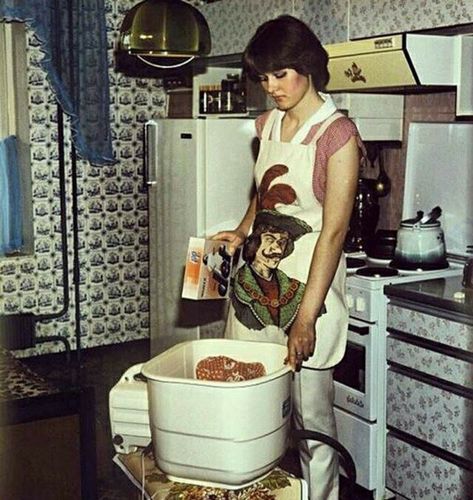 Back In The Ussr, Vintage Housewife, Happy Housewife, Domestic Goddess, Pink Lady, Eastern European, Instagram Analytics, Old Recipes, Cottage Kitchen