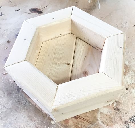 How to make a DIY hexagon planter out of 2x4 scrap wood Hexagon Planter, 2x4 Wood Projects, Intarsia Wood Patterns, Diy Planter Box, Scrap Wood Projects, Cool Woodworking Projects, Diy Holz, Wood Planters, Woodworking Projects Plans