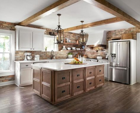 Joanna Gaines Creates 'Rustic Coastal' on 'Behind the Design' | realtor.com® Stile Joanna Gaines, Luxury Farmhouse Kitchen, Luxury Farmhouse, Rustic Kitchen Cabinets, Farmhouse Kitchen Design, Best Kitchen Designs, Kitchen Trends, Modern Farmhouse Kitchens, Luxury Kitchens