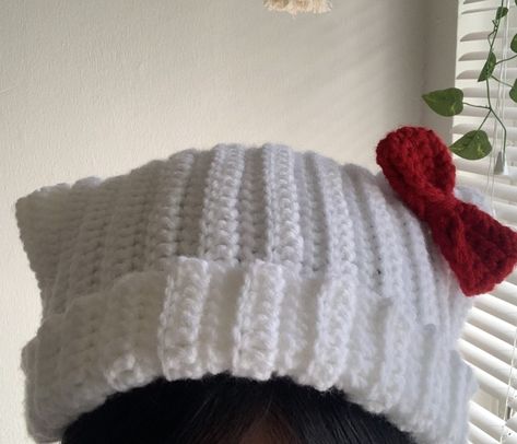 Crochet hello kitty beanie Hello Kitty Beanie, Kitty Beanie, Crochet Hello Kitty, Hello Kitty Crochet, Crochet Fairy, Mode Crochet, Crochet Shop, Crochet Business, Crochet Design Pattern