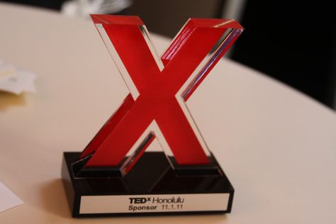 TEDxer's honor their speakers with photos, awards, videos, links to resources, sharing their ideas broadly. Tedx Event Decoration, Tedx Decoration Ideas, Tedx Design, Corporative Events, Tedx Event, Event Planning Guide, Conference Planning, Plaque Design, Graphic Design Tutorials Learning