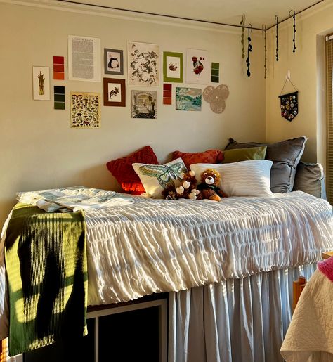 dorm room Umich Dorm Room, Csuf Dorm, Dorm Room Inspiration Minimalist, Antique Dorm Room, Vintage Dorm Room Decor, 90s Dorm Room, Warm Dorm Room, Dorm Whiteboard Ideas, Cu Boulder Dorm