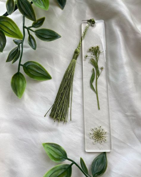 Simple Resin Art, Resin Mobile Cover, Resin Bookmark Ideas, Flower Resin Bookmark, Floral Bookmarks, Resin Bookmarks, Pressed Flower Resin, Handmade Bookmarks Diy, How To Make Resin