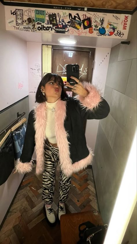 Blackpink Concert Outfit Ideas, Pink Fur Coat Outfit, Grunge Barbie, Faux Fur Coats Outfit, White Boots Outfit, Pink Faux Fur Coat, Pink Fur Coat, Fur Coat Outfit, Trendy Cardigans