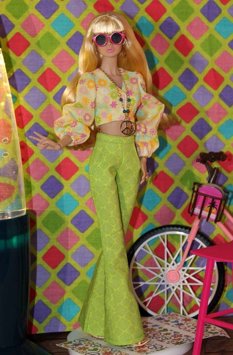 Diy Groovy Outfit, 70s Barbie Dolls, Barbie 70s Fashion, 70s Barbie Outfits, Groovy Brunch, Barbie Dolls Outfits, Different Barbies Costumes, Groovy Barbie, Barbie Doll Outfits