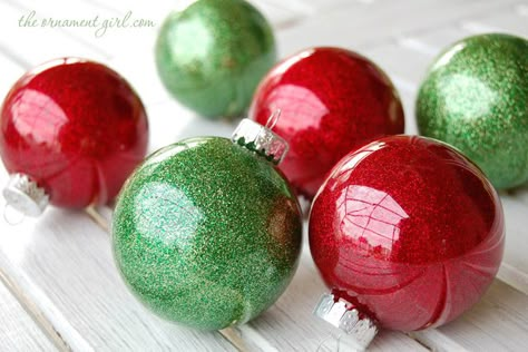 easy DIY - glitter inside clear plastic ornaments. Clear Plastic Ornaments, How To Make Glitter, Shell Projects, Homemade Ornaments, Ornaments To Make, Glitter Ornaments, Christmas Ornament Pattern, Navidad Diy, Diy Ornaments