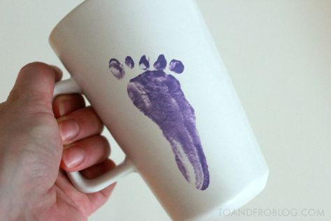 footprint mug diy Baby Footprints Christmas, Daycare Gifts, Coffee Mug Crafts, Mug Diy, Plain Mugs, Painted Coffee Mugs, Baby Handprint, Mug Crafts, Diy Mugs