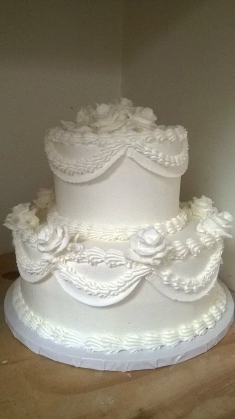 Fancy White Wedding Cake, Old Fashioned Cake Design, Old Fashion Cake Decorating, Old Fashion Wedding Cakes, Old Fashioned Birthday Cake, Old Fashion Wedding Cake, Coquette Wedding Cake, Old Fashioned Wedding Cake, Classic Wedding Cake Vintage