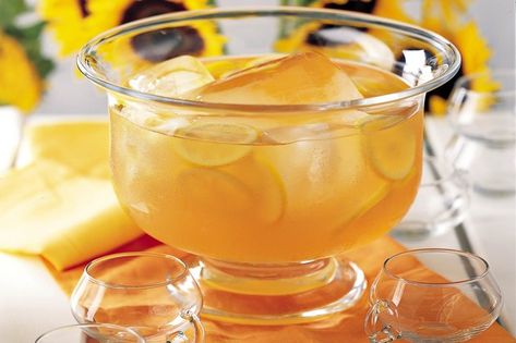 Holiday Party Punch, Fish House Punch, Easy Holiday Party, Easy Punch, Party Punch Recipes, Punch Cocktails, Alcoholic Punch, Jimmy Buffet, Tasty Drinks