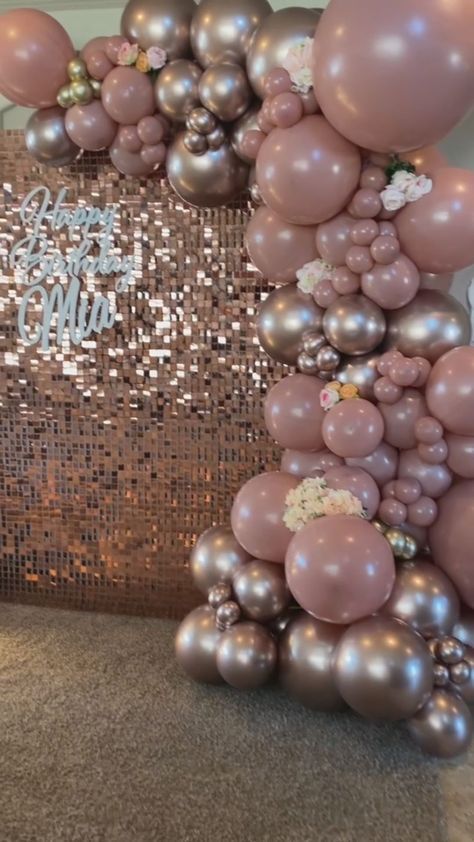 Pink Decorations For Birthday, Birthday Colors Ideas, 18th Birthday Party Ideas Decoration Rose Gold, Color Themes For Birthday Parties, Grad Party Balloon Ideas, Rose Gold Party Decorations Birthday, Birthday Pink Theme, Birthday Color Theme, 21st Birthday Decor