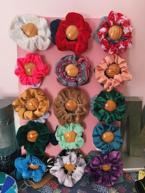 take a wood board, add dresser knobs/pulls, hang scrunchies #diy #scrunchies #storage #vsco #vscogirl #easy #giftideas Scrunchies Display Ideas, Scrunchie Storage Ideas, Porta Scrunchies, Diy Scrunchie Holder, Harajuku Fashion Hair, Scrunchie Stand, Scrunchie Storage, Scrunchie Display, Hair Ties Tutorial