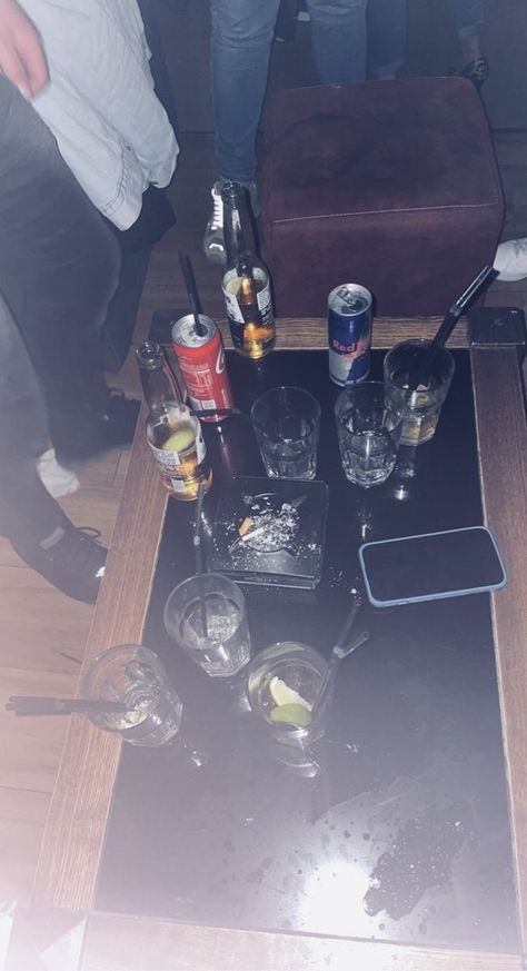 People Drinking Alcohol Photography, Drinks On A Table, Drinking Outside Aesthetic, Drinking With Friends Snapchat, Fake Drinking Snaps, Alcoholic Drinks Aesthetic Dark, Alcohol Party Snapchat, Alcohol Party Aesthetic, Fake Party Snapchat