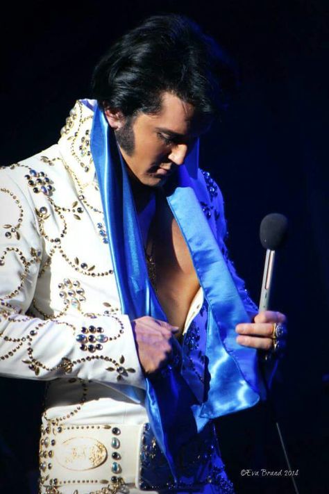 Ben Portsmouth   IMPERSONATOR. don't be fooled by Elvis wannabes ! Elvis Outfits, Elvis Aesthetic, Black Elvis, Elvis Presley Wallpaper, Elvis Costume, Have A Great Saturday, Elvis Presley Concerts, Elvis Impersonator, Elvis Jumpsuits