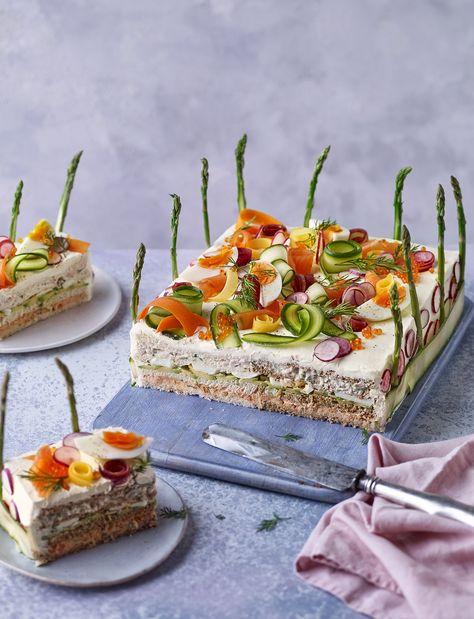 This Swedish sandwich cake, or smörgåstårta, by Swedish food writer Steffi Knowles-Dellner is decorated with bright, colourful crunchy raw veg. A lovely spring lunch to share! Russian Tea Sandwiches, Sandwich Cake Recipe, Swedish Sandwich, Party Canapes, Sandwich Cakes, Swedish Midsummer, Funky Food, Spring Lunch, Swedish Food