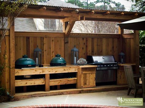 grill area / fence combo - also notice the Big Green Egg cookers (might have to get one some day...) Big Green Egg Table, Bbq Shed, The Big Green Egg, Outdoor Grill Area, Egg Cookers, Outdoor Cooking Area, Grill Gazebo, Grill Table, Outdoor Kitchen Bars