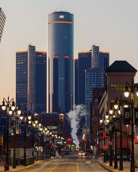 @withoutdetroit su Instagram: "Dawn in downtown Detroit and the glow on the RenCen. 📸 @imprtfromstgt . . . . . . . #withoutdetroit #detroit #detroitusa #detroitmichigan…" Black Owned Clothing, Detroit Downtown, Visit Detroit, Detroit Usa, Detroit Skyline, Black Owned Business, Downtown Detroit, Detroit City, U Bahn